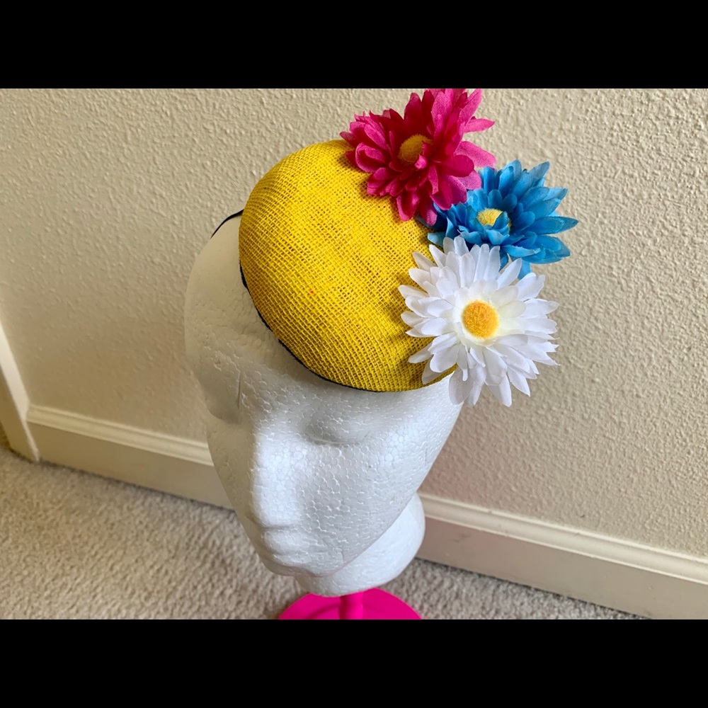 Fascinator hat elastic band whit flowers.